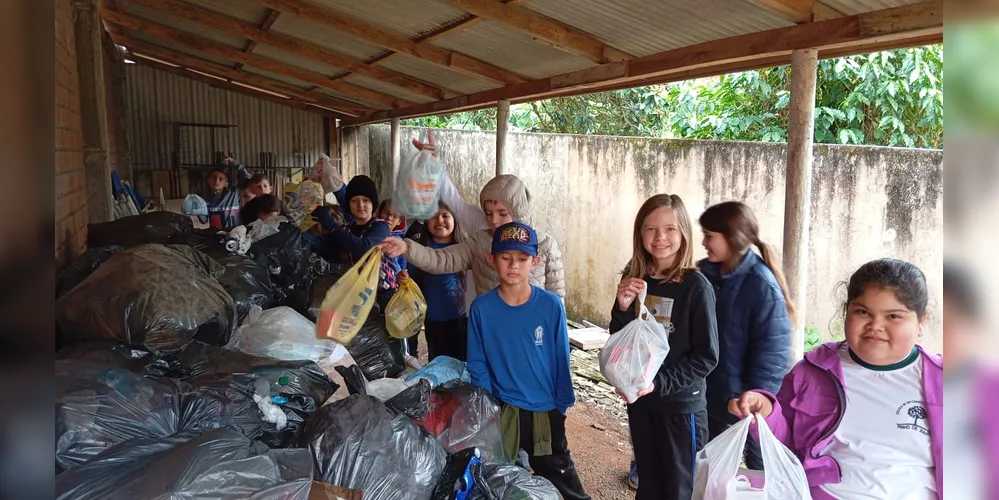 Com videoaula, alunos puderam se inspirar para levar recicláveis ao ponto de coleta seletiva da escola