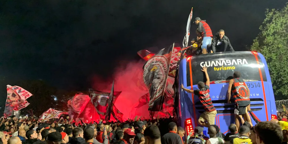 Torcedores do Flamengo sobem em ônibus antes do embarque da equipe no Aeroporto do Galeão (RJ)