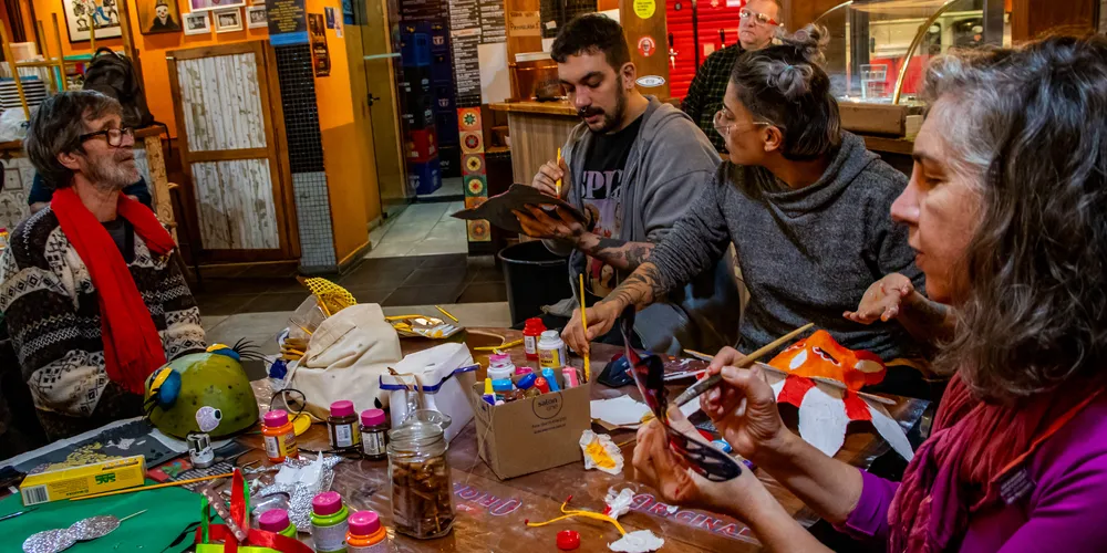 A oficina “Aderecistas para Festas Carnavalescas” é um curso gratuito de 50 horas que percorre oito cidades do Paraná ao longo de 2025