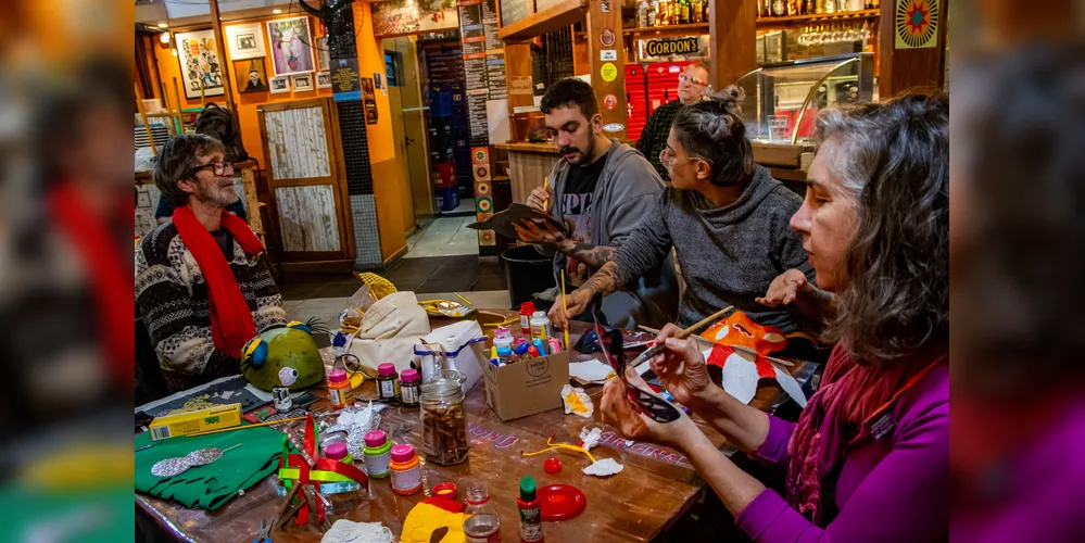 A oficina “Aderecistas para Festas Carnavalescas” é um curso gratuito de 50 horas que percorre oito cidades do Paraná ao longo de 2025