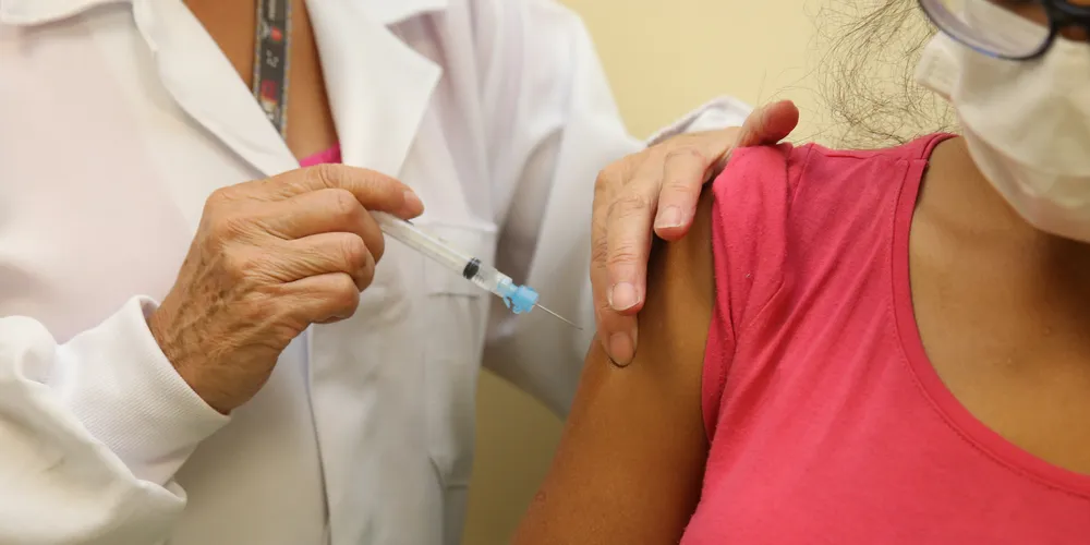 A vacinação contra a gripe é voltada especialmente aos grupos prioritários