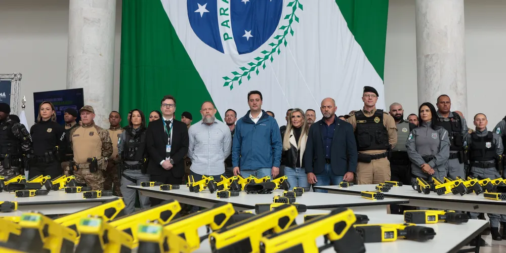 O governador Carlos Massa Ratinho Junior e o secretário de Segurança Pública, Hudson Leôncio Teixeira, apresentam nesta sexta-feira (23), no Palácio Iguaçu, as armas não letais de incapacitação neuromuscular adquiridas pelo Governo do Paraná.