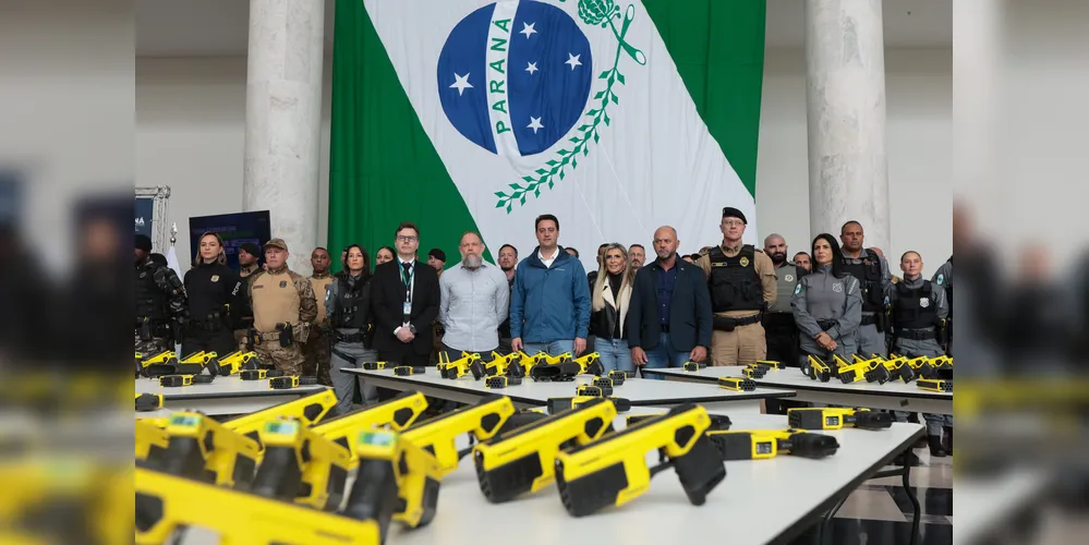 O governador Carlos Massa Ratinho Junior e o secretário de Segurança Pública, Hudson Leôncio Teixeira, apresentam nesta sexta-feira (23), no Palácio Iguaçu, as armas não letais de incapacitação neuromuscular adquiridas pelo Governo do Paraná.
