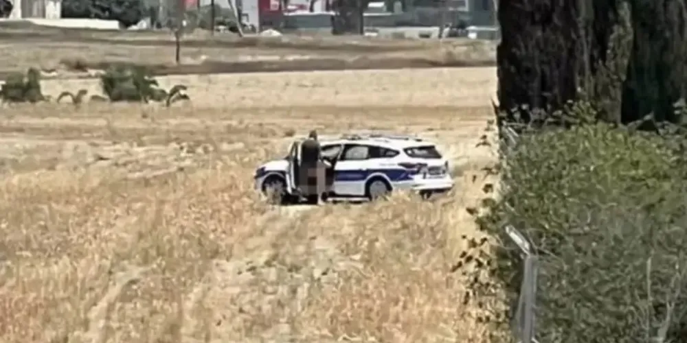 Imagem ilustrativa da imagem Policiais são flagrados fazendo sexo em viatura em plena luz do dia