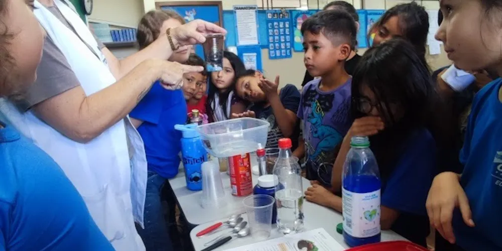 Em sala, os alunos trabalharam os estados físicos da água, passaram por momentos de reflexão e também confeccionaram cartazes e outros materiais de sensibilização