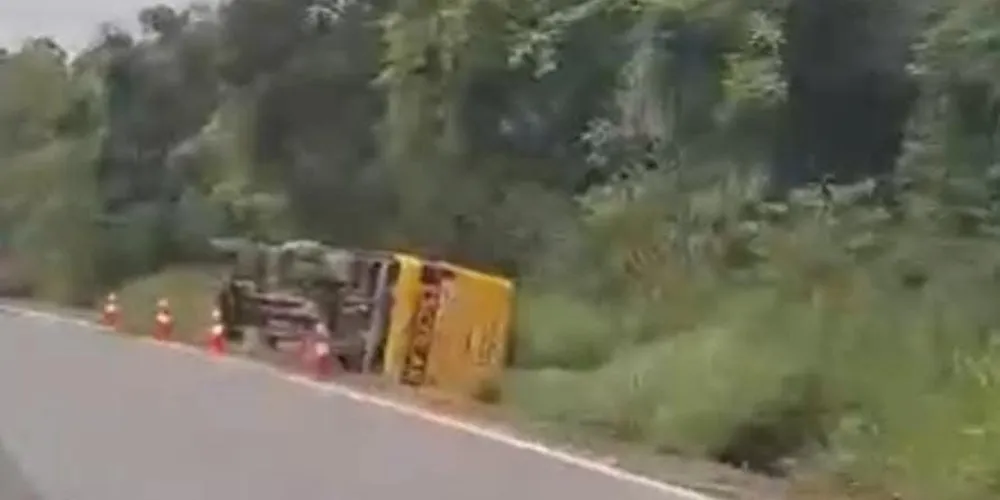 O acidente aconteceu nesta sexta-feira (23), por volta de meia noite, no Km 195,2 da BR-277