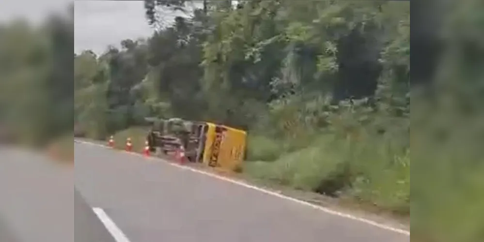 O acidente aconteceu nesta sexta-feira (23), por volta de meia noite, no Km 195,2 da BR-277