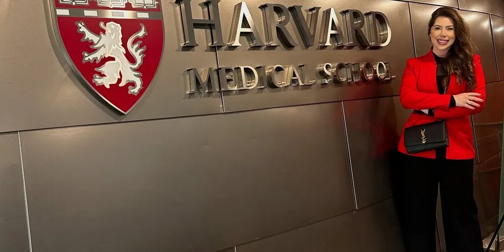 Formada em Biomedicina pela universidade Anhanguera, Bruna trabalha com os mais diversos procedimentos