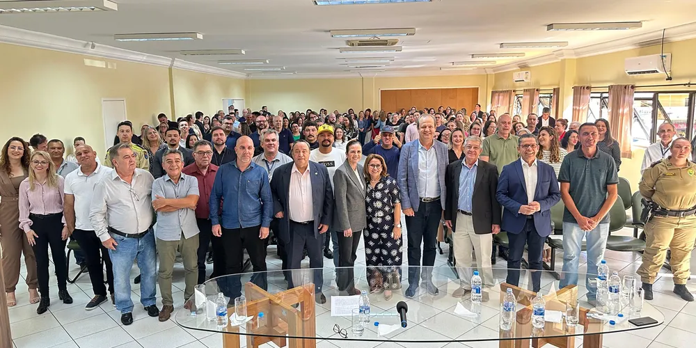 Hussein Bakri, Rita Araújo, Aldo Bona, Miguel Sanches Neto e demais lideranças locais estiveram presentes.