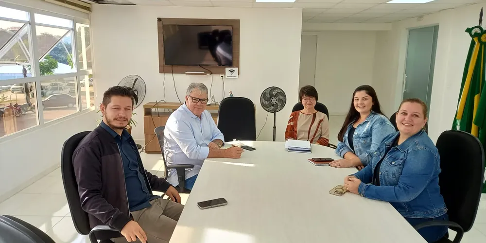 Representantes da Acip estiveram reunidos com o prefeito Altamir Sanson.