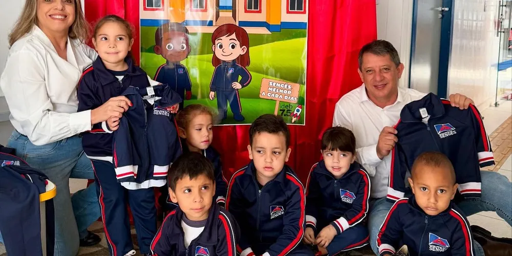 O prefeito Gerson Nunes (PSD) acompanhou a ação ao lado da secretária de Educação, Rosangela Ferreira