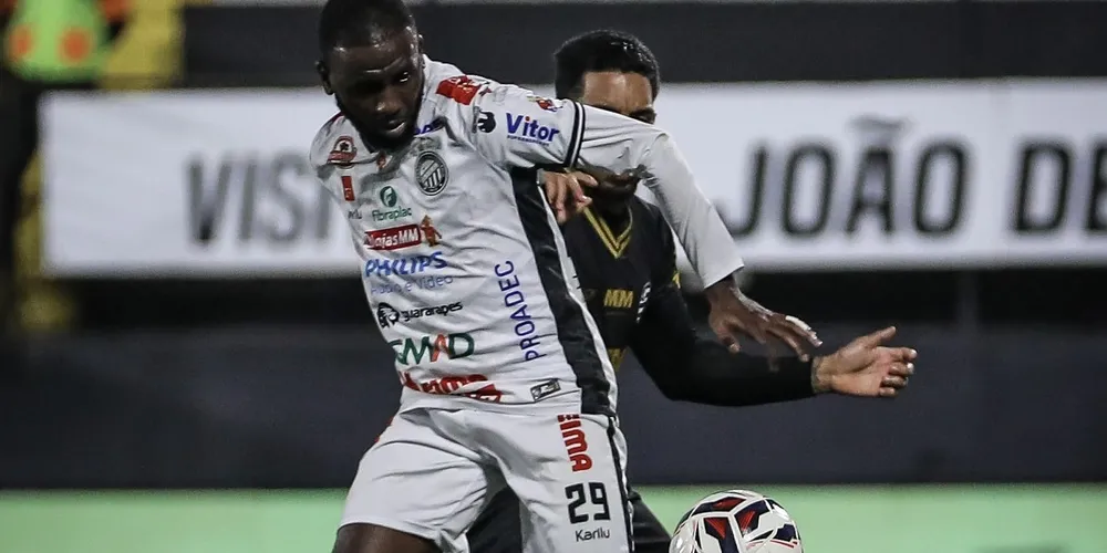 Partida aconteceu na noite deste sábado (14)