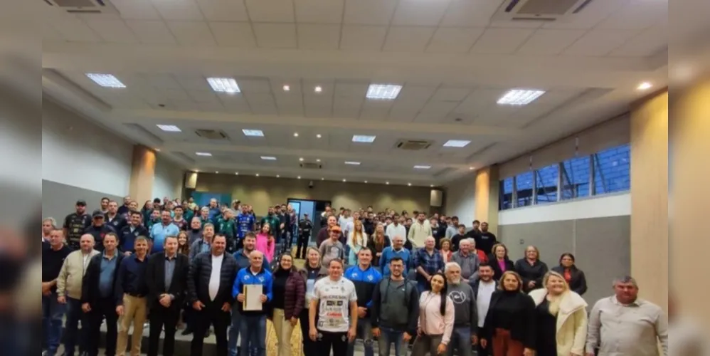 A sessão foi acompanhada por representantes de diversas entidades esportivas do município, atletas e servidores
