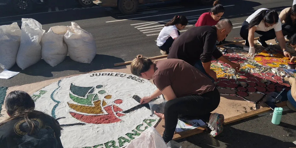 As confecções dos tapetes iniciaram desde a manhã desta quinta (19)
