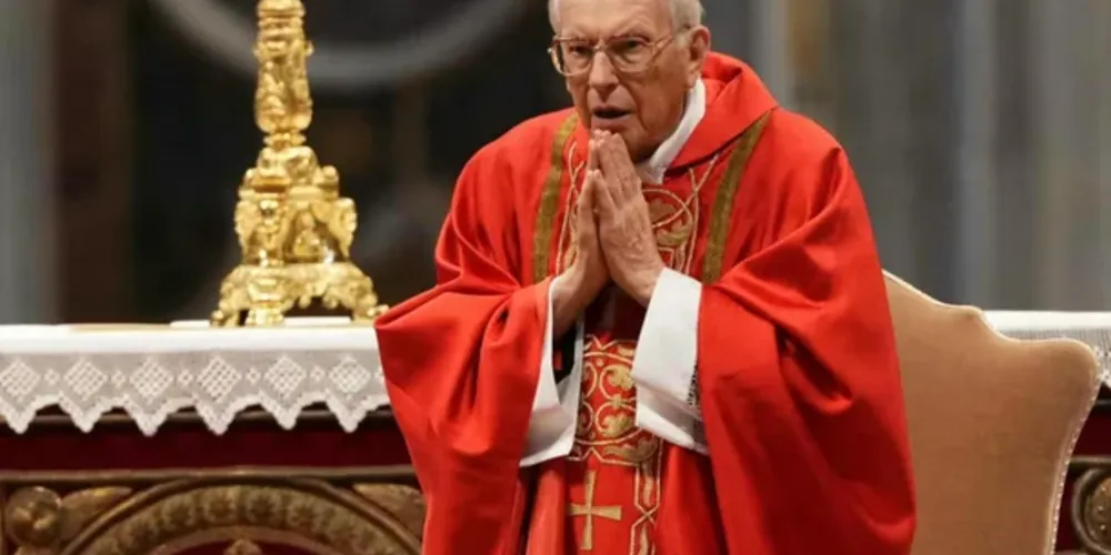 Giovanni Re, decano do Colégio Cardinalício, realizou a homilia