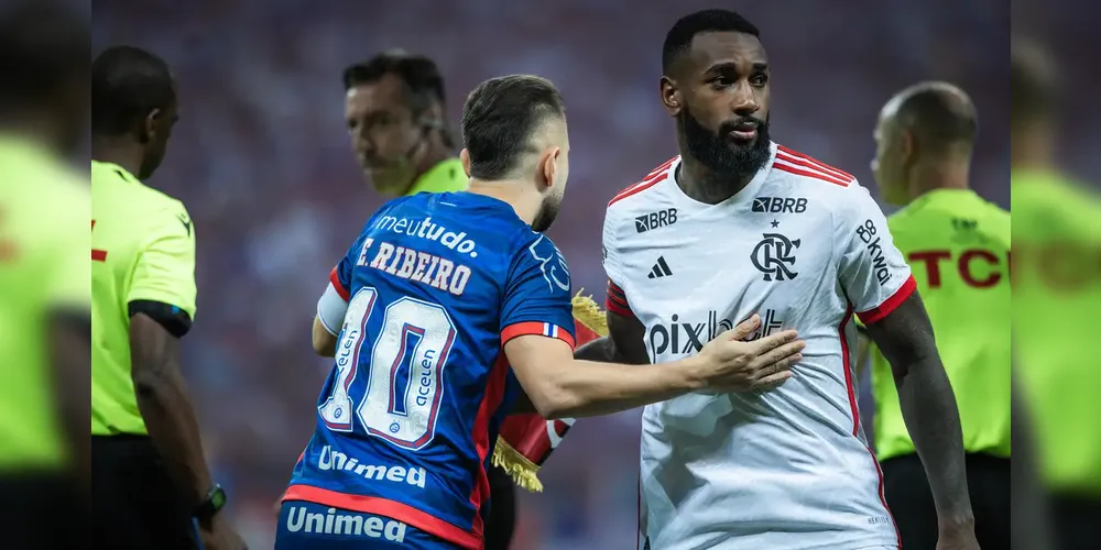 Éverton Ribeiro e Gerson se cumprimentando antes de partida entre as equipes