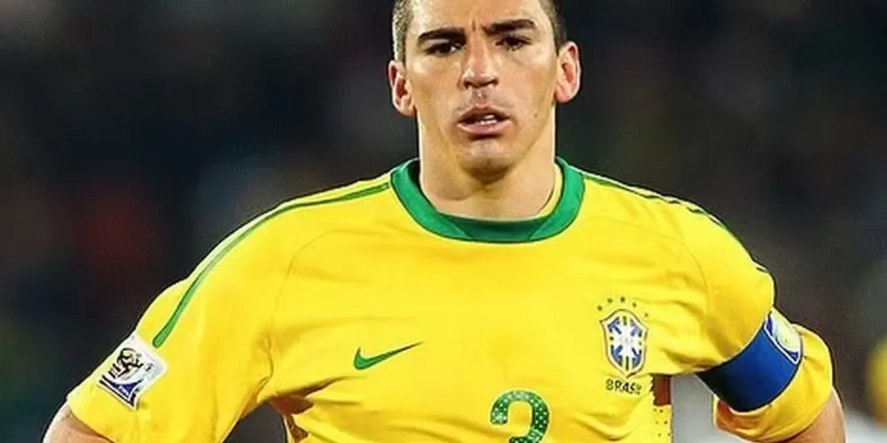 m 2002, o zagueiro foi um dos pilares do pentacampeonato da Seleção Brasileira