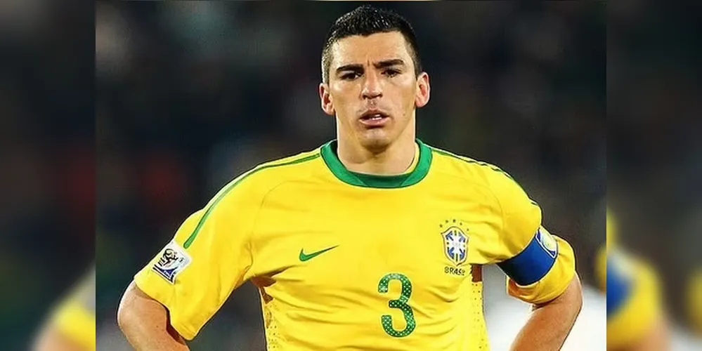 m 2002, o zagueiro foi um dos pilares do pentacampeonato da Seleção Brasileira
