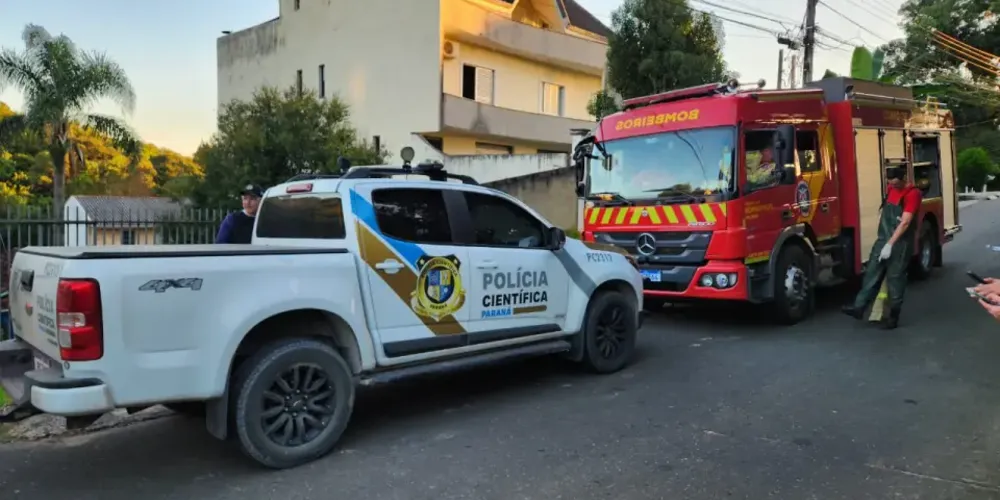 A Polícia Científica e o Corpo de Bombeiros, além da Polícia Militar, estiveram no local para atender a ocorrência