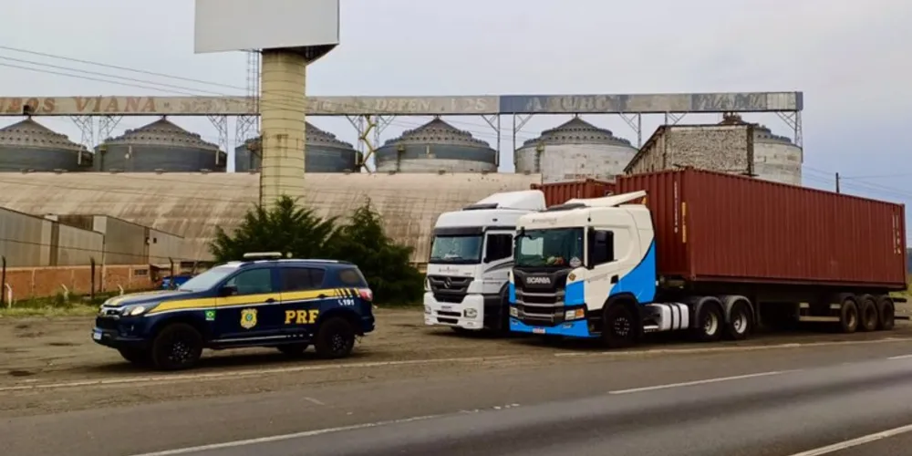 Em somente dois dias, três caminhões que transportavam contêineres tombaram na rodovia