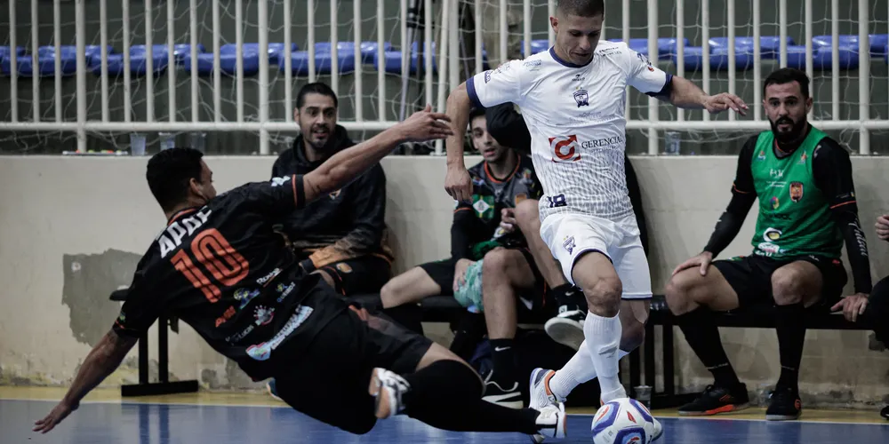 Neto Villalba fez um dos gols da vitória ponta-grossense e chega a sete na competição
