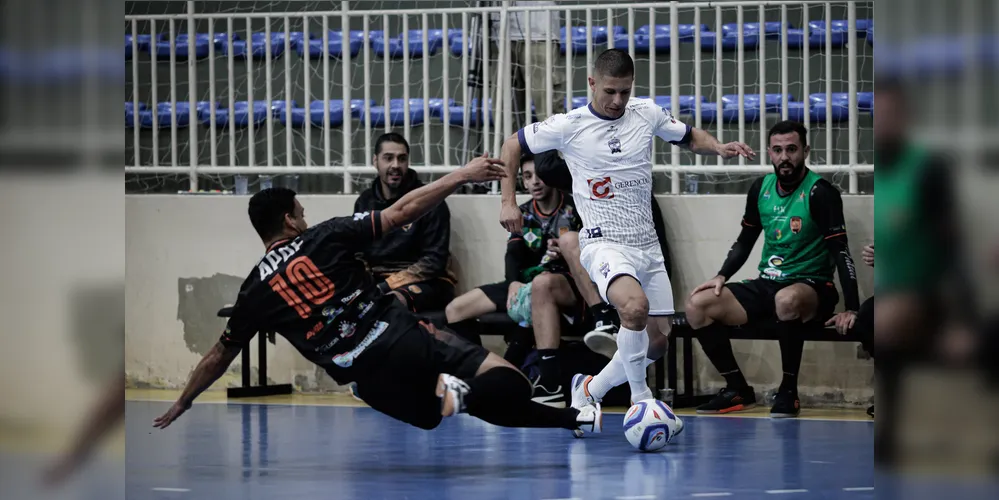 Neto Villalba fez um dos gols da vitória ponta-grossense e chega a sete na competição