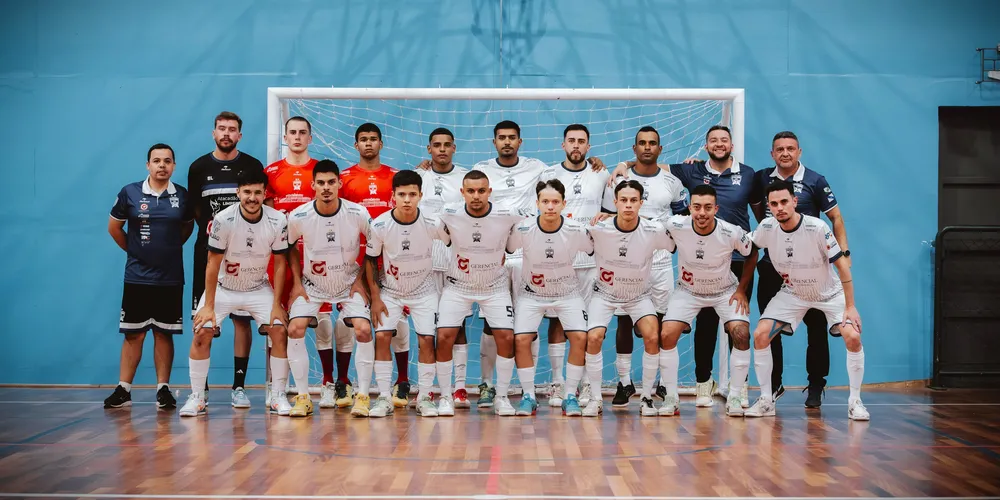 Elenco da ACGF Ponta Grossa que esteve no Ginásio Tancredão