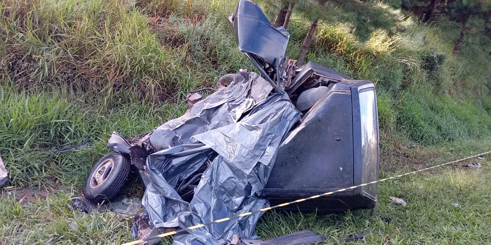 O Fiat Uno ficou completamente destruído no acidente