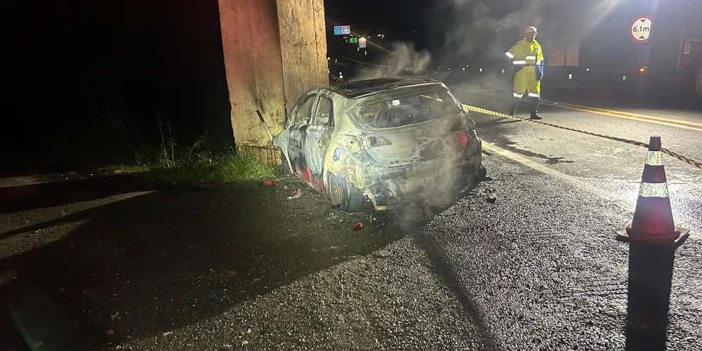 O carro ficou completamente carbonizado
