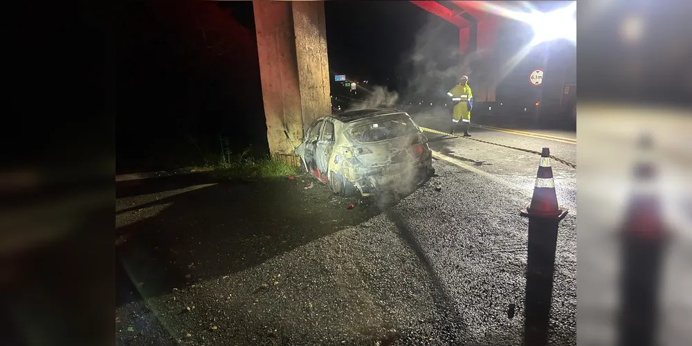 O carro ficou completamente carbonizado
