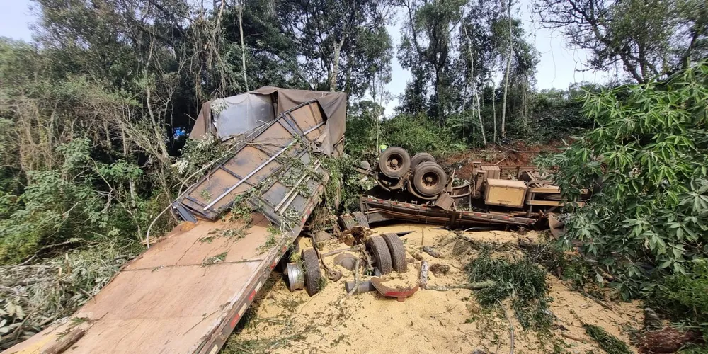 Veículo estava carregado com soja