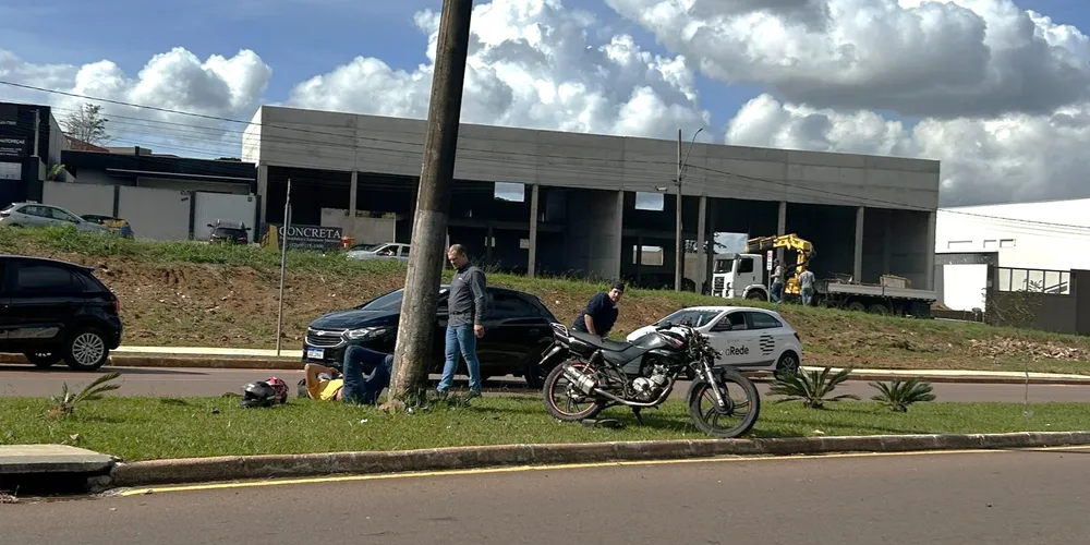 Poste fica no canteiro central da via