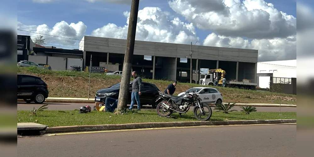 Poste fica no canteiro central da via