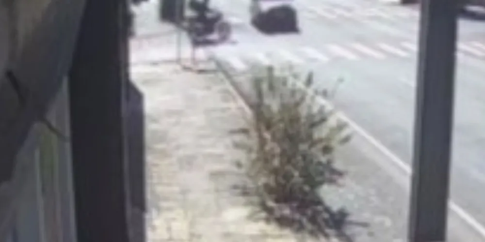 Moto atingiu lateral de um carro