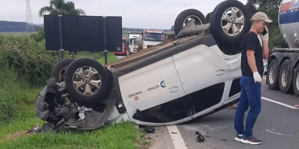Carro envolvido no acidente tinha adesivo do Detran na porta