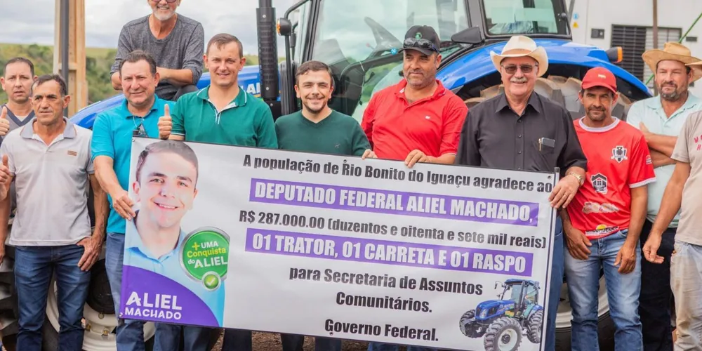 Aliel Machado entregou equipamentos agrícolas e também dois ônibus escolares, em Rio Bonita do Iguaçu
