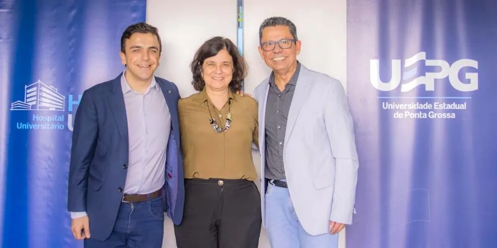 O deputado Aliel Machado e o reitor da UEPG, Miguel Sanches Neto, aparecem ao lado da ex-ministra da Saúde, Nísia Trindade