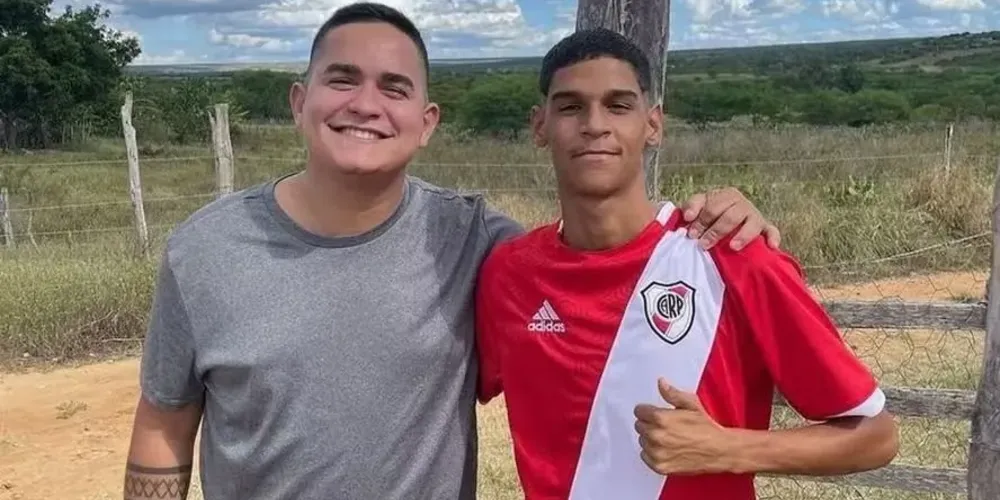 Allan Jesus (esquerda) e Luva de Pedreiro (direita)