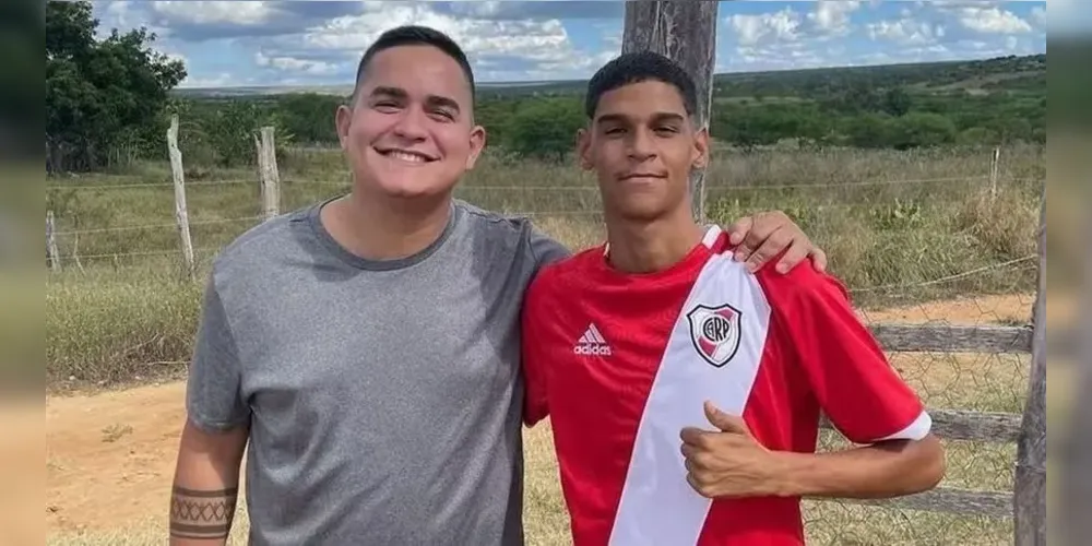 Allan Jesus (esquerda) e Luva de Pedreiro (direita)