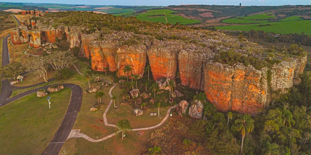 Arenitos de Vila Velha, em Ponta Grossa, recebem milhares de visitantes