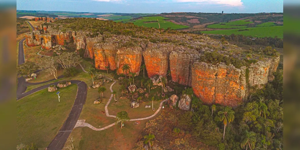 Arenitos de Vila Velha, em Ponta Grossa, recebem milhares de visitantes