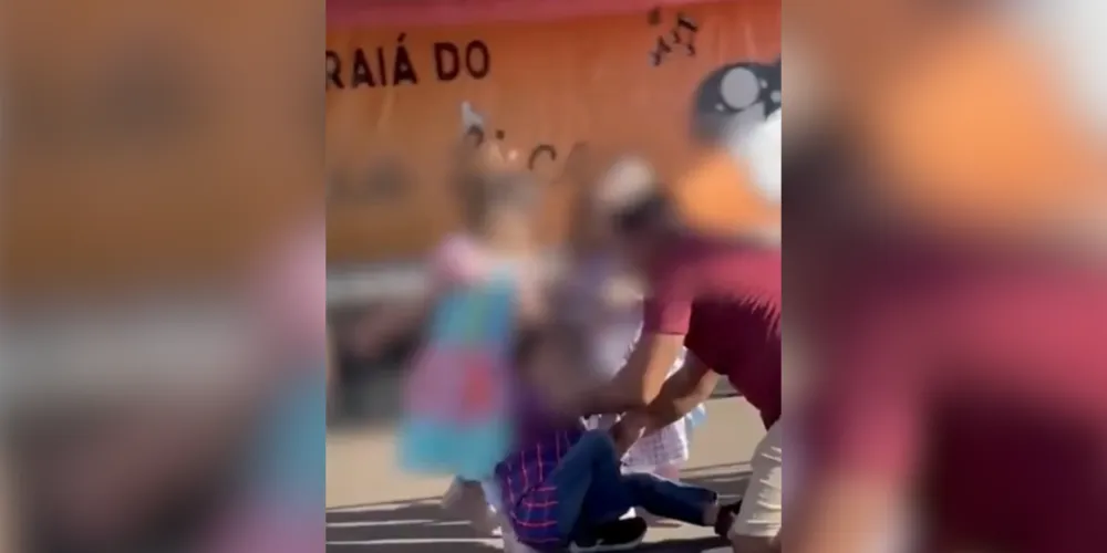 O homem ainda agrediu uma policial no local