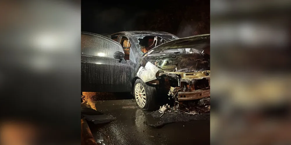 O veículo pegou fogo por volta das 22h50