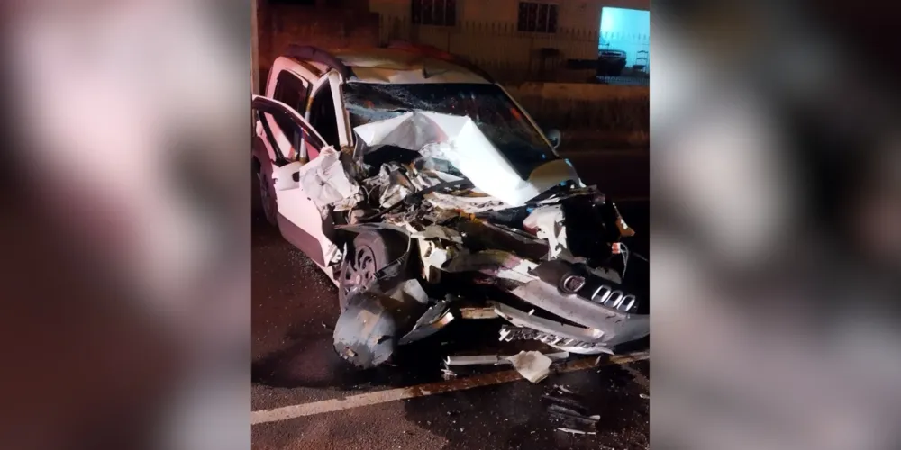 O veículo ficou completamente destruído