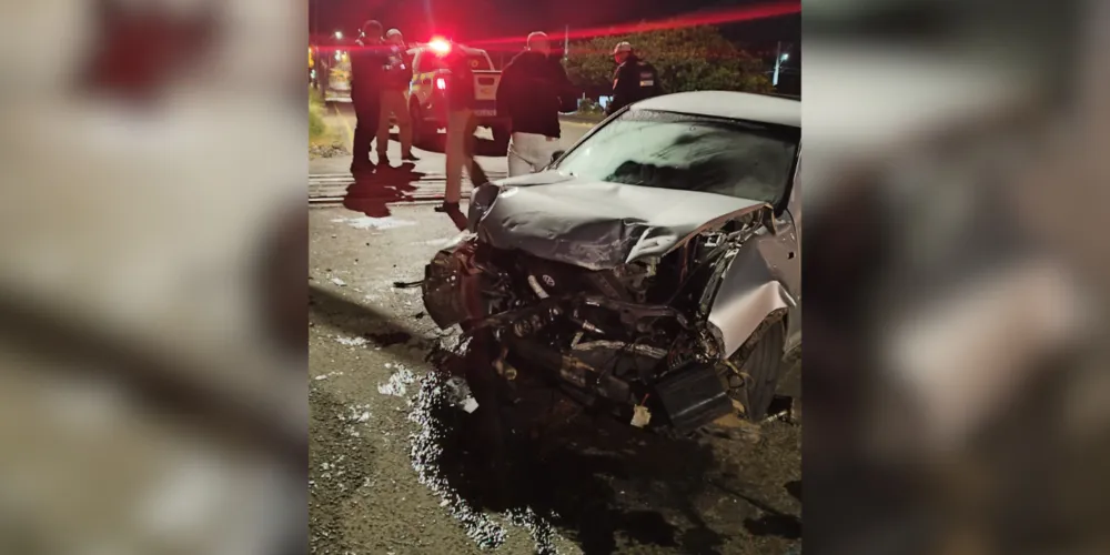O carro teve sua frente completamente destruída