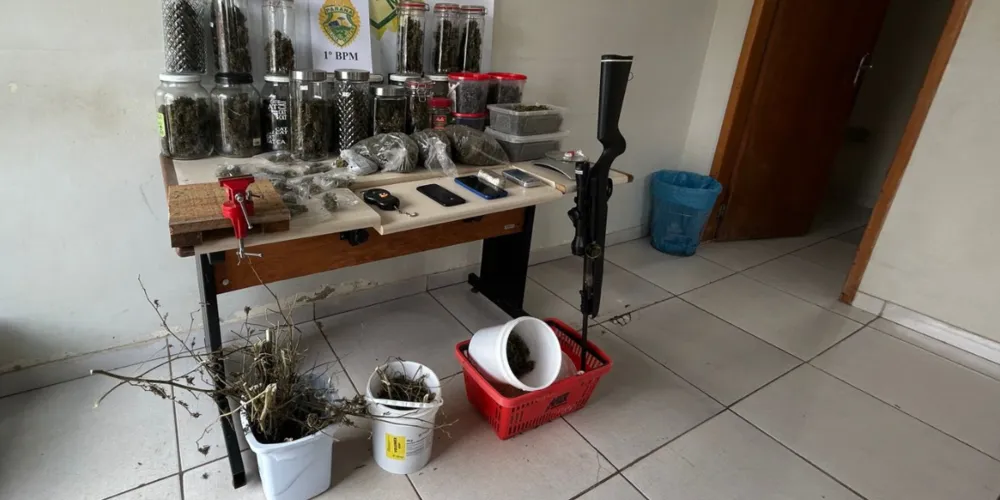 Todo o material apreendido no local