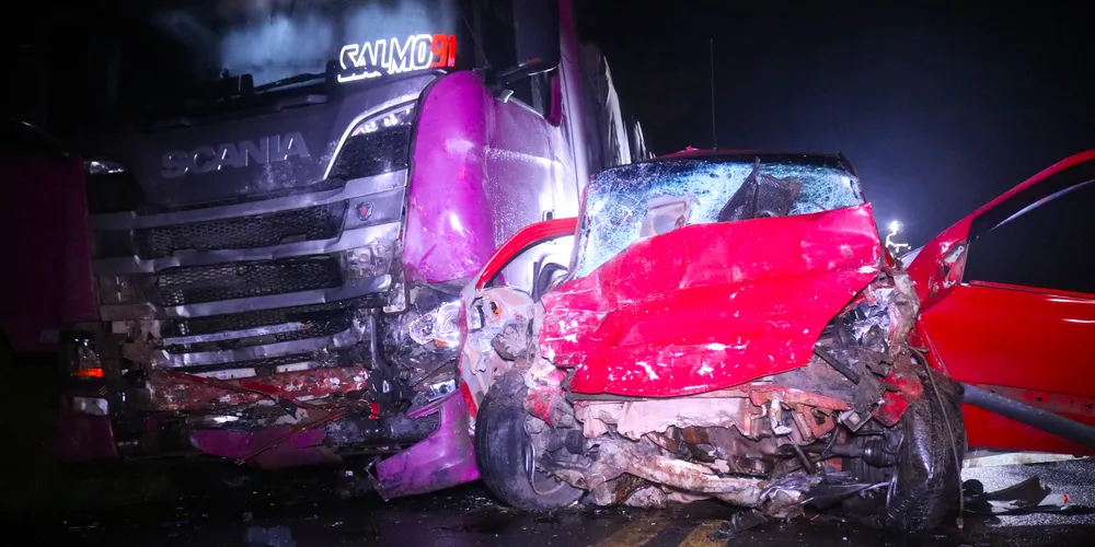 Colisão frontal aconteceu entre um Renault Clio e um caminhão