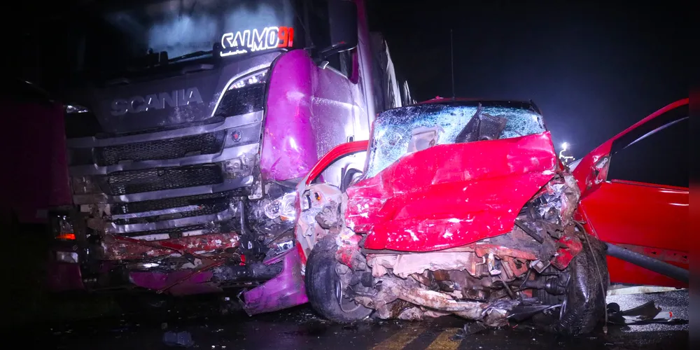 Colisão frontal aconteceu entre um Renault Clio e um caminhão
