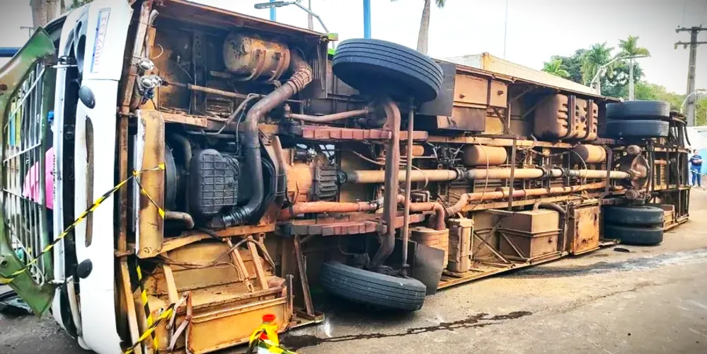 Veículo estava levando funcionários e um frigorífico