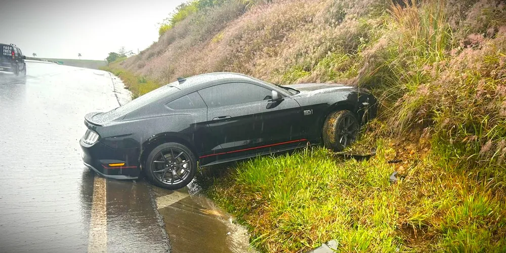Carro colidiu contra um barranco, às margens da rodovia